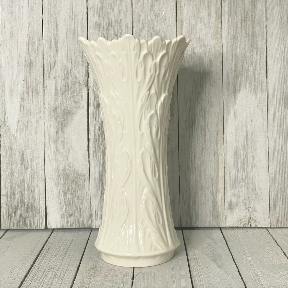 Lenox vase cream